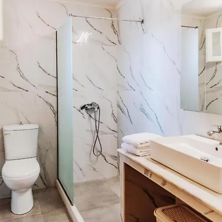 Four Seasons Apartment *